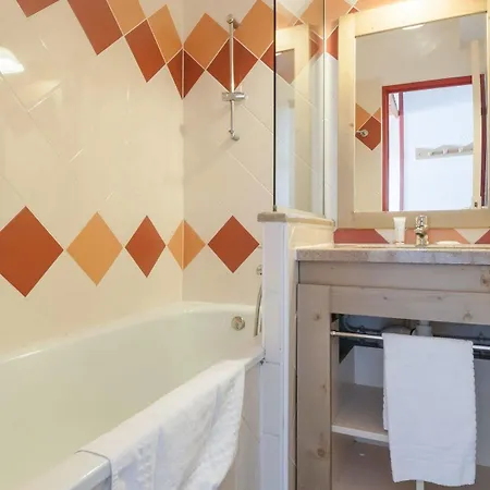 Pierre & Les Fontaines Blanches Aparthotel 3*