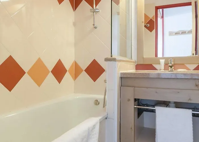 Pierre & Les Fontaines Blanches Aparthotel 3*